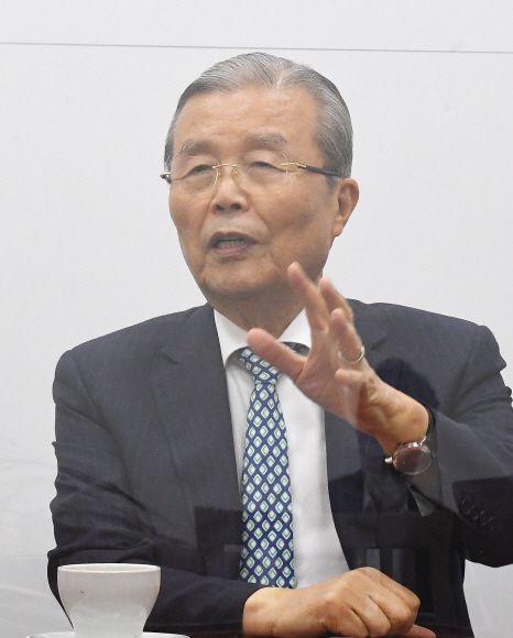 국민의힘 김종인 비상대책위원장이 9일 국회 비대위원장실에서 진행된 서울신문과의 단독 인터뷰에서 내년 재보궐선거 전략 등 주요 현안에 대한 구상을 밝히고 있다. 이날 인터뷰는 코로나19 확산 방지를 위해 각각 비말 차단용 투명 가림막을 설치하고 2m 이상 거리를 둔 상태에서 진행됐다.김명국 선임기자 daunso@seoul.co.kr