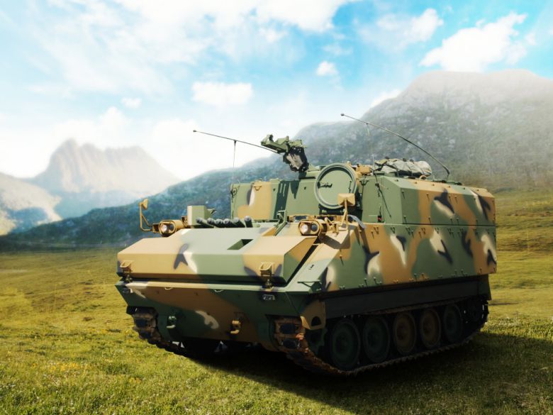 120mm 자주박격포 사격지휘차량은 디지털 지도 및 항법장치를 적용해 정확한 위치 정보와 기상 제원 확보 및 장약 온도 별 사표 자동계산 등이 가능해 신속하고 정확한 사격 제원을 산출할 수 있다. (사진=한화디펜스)