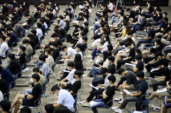 전국 전공의가 의과대학 정원 확대에 반대하며 집단휴진에 들어간 7일 오전 대구 북구 엑스코에서 열린 ‘2020 젊은의사 단체행동’에서 대구·경북 전공의와 의대생 등 1600여명이 참석해 발언을 듣고 있다. 2020.8.7 연합뉴스