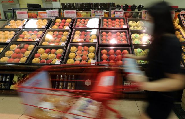 10일 서울 시내 한 대형마트에서 시민이 과일 선물세트 앞을 지나고 있다. 사진=연합뉴스