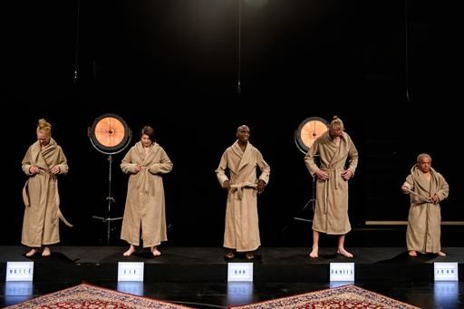 덴마크어린이 TV 프로그램 ‘울트라 스트립스 다운(Ultra Strips Down)’에 참여한 성인남녀/해당 프로그램 유튜브 화면