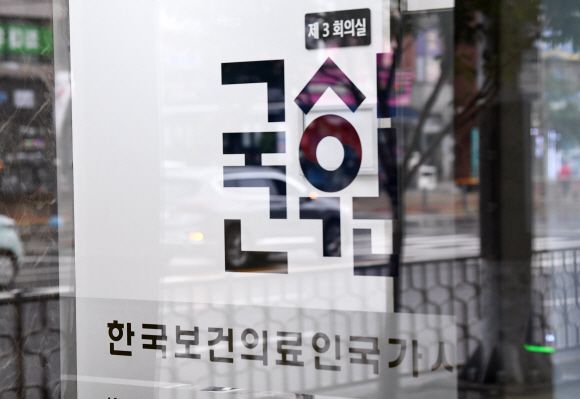 의사고시 예정대로 진행 - 의대생들이 의사 국가고시 시험 응시를 거부하면서 2021년도 제85회 의사 국가고시 실기시험 응시율이 14%에 그쳤지만 정부는 예정대로 8일부터 시험을 시행한다고 밝혔다. 의사 국가고시를 하루 앞둔 7일 서울 광진구 한국보건의료인국가시험원 모습. 오장환 기자 5zzang@seoul.co.kr