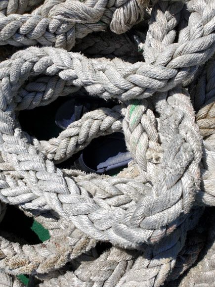 북한서 피격된 공무원의 슬리퍼 - 24일 인천해양경찰서는 인천시 옹진군 소연평도 해상에서 최근 북한의 총격으로 사망한 공무원 A(47)씨가 타고 있던 어업지도선 무궁호10호를 조사했다. 사진은 무궁화10호에 남아 있는 A씨의 슬리퍼. 2020.9.24 인천해양경찰서 제공