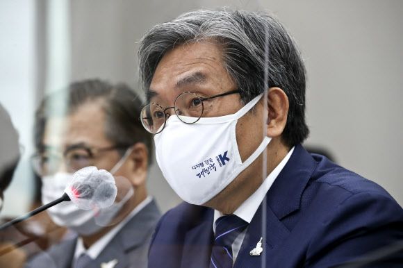 - 2일 오후 서울 여의도 국회에서 열린 국회 운영위원회 전체회의에서 노영민 대통령 비서실장이 답변하고 있다. 2020.9.2 연합뉴스