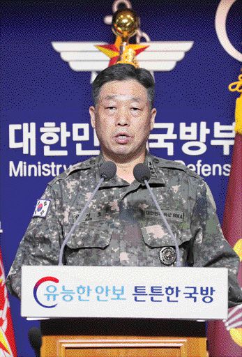 北 사과·책임자 처벌 촉구 - 북한이 서해 최북단 소연평도 해상에서 실종된 해양수산부 소속 공무원 A씨를 사살한 후 시신을 불태운 데 대해 안영호 합동참모본부 작전본부장이 24일 국방부 브리핑실에서 “북한의 만행을 강력히 규탄한다”는 입장을 발표하고 있다. 청와대도 북한의 사과와 책임자 엄벌, 재발 방지 조치 등을 촉구하는 입장을 발표했다. 하지만 북한은 이날 오후까지 아무런 반응을 보이지 않았다.국방일보 제공