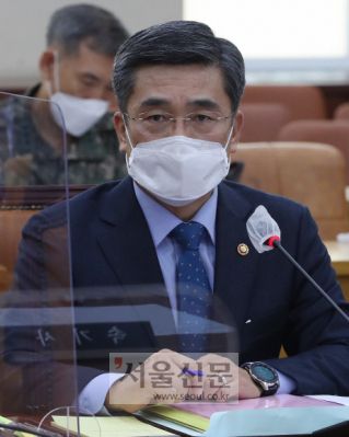 - 서욱 국방부 장관이 24일 오후 서울 여의도 국회에서 연평도 인근 실종 공무원 북한 피격 사건 관련 긴급현안보고를 위해 열린 국방위 전체회의에 출석해 의원들 질의에 답하고 있다. 2020. 9. 24 오장환 기자5zzang@seoul.co.kr