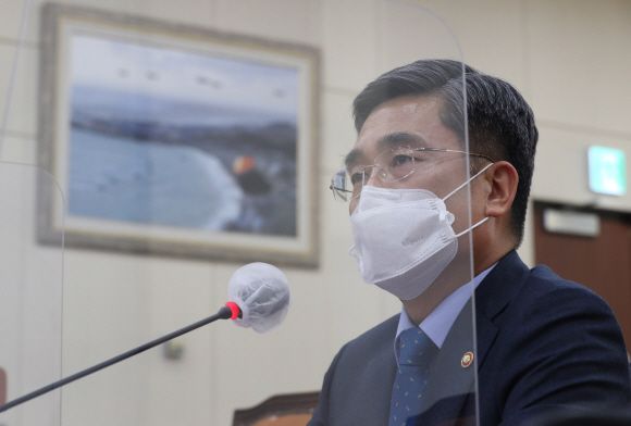 - 서욱 국방부 장관이 24일 오후 서울 여의도 국회에서 연평도 인근 실종 공무원 북한 피격 사건 관련 긴급현안보고를 위해 열린 국방위 전체회의에 출석해 의원들 질의에 답하고 있다. 2020. 9. 24 오장환 기자5zzang@seoul.co.kr