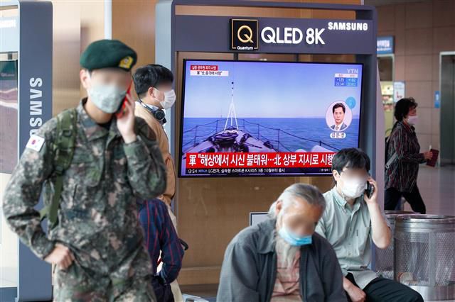 실종 공무원 北 피격 사건 -  24일 오후 서울역에서 연평도 공무원 피격 사건 뉴스 화면이 나오고 있다. 국방부는 지난 21일 연평도 인근 해상에서 실종된 어업 지도 공무원 A씨(47)가 북측의 총격으로 사망한 뒤 시신이 불태워진 사실을 확인했다. 이어 북한에 이번 사안에 대한 유감을 표명하고 해명과 책임자 처벌을 촉구했다. 2020.9.24/뉴스1