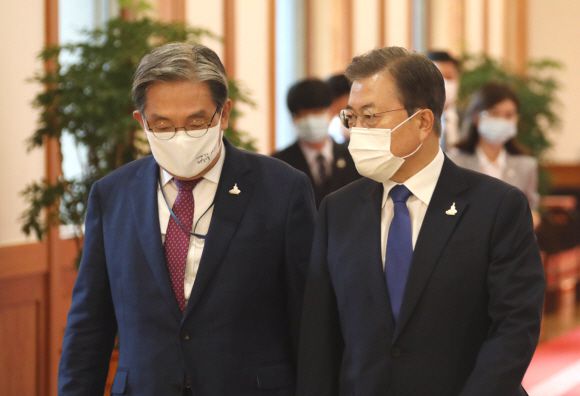 - 7일 문재인대통령이 청와대에서 윤종인 개인정보보호위원회 초대 위원장에게 임명장을 수여하기 위해 노영민 비서실장괴 이동하고 있다. 2020.08.07 와대사진기자단