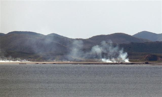 - 소연평도 인근 해상에서 실종됐던 민간인이 북한의 총을 맞고 사망한 사건이 발생한 가운데 24일 오후 북한 황해남도 등산곶 인근 해안에서 원인미상의 연기가 피어오르고 있다. 국방부는 이날 “북한이 북측 해역에서 발견된 우리 국민에 총격을 가하고 시신을 불태웠음을 확인했다”고 발표했다. 2020.9.24뉴스1