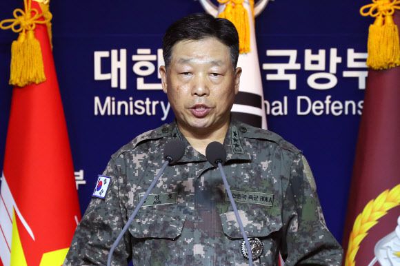 서해 우리국민 실종사건 관련 브리핑하는 안영호 작전본부장 - 안영호 합동참모본부 작전본부장이 24일 서울 용산구 국방부 청사에서 연평도 인근 해상 실종자 피격 사건과 관련해 유감 표명을 하고 있다.국방일보 제공