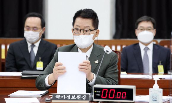 - 박지원 국가정보원장이 22일 국회에서 열린 정보위원회 전체회의에 참석해 회의 시작을 기다리고 있다. 왼쪽부터 김상균 국정원 1차장, 박 원장, 박정현 2차장.김명국 선임기자 daunso@seoul.co.kr