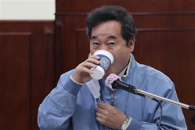 목 축이는 이낙연 - 이낙연 더불어민주당 대표가 29일 오전 서울 성동구 서울시청노동조합 대회의실에서 열린 공무관 조찬 간담회에서 목을 축이고 있다. 2020.9.29/뉴스1
