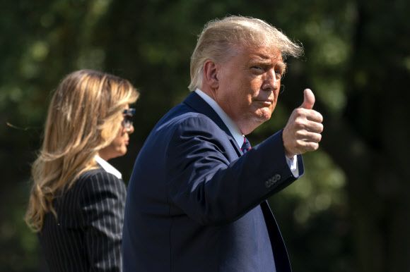 백악관을 떠나는 도널드 트럼프 미국 대통령과 멜라니아 여사.워싱턴 AP 연합뉴스