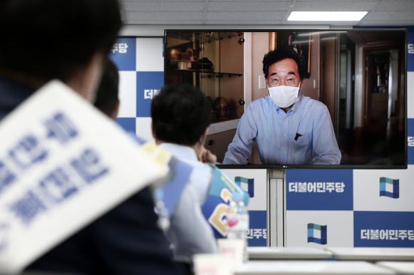 22일 서울 여의도 더불어민주당 중앙당사에서 열린 당대표 및 최고위원 후보 수도권 온택트 합동연설회에서 이낙연 당대표 후보가 영상연설을 하고 있다. 이날 당대표 후보들인 김부겸, 박주민 후보는 코로나19 상황으로 자가격리 중인 이낙연 후보와의 형평성을 위해 모두 영상 연설로 대처했다. 2020.8.22 연합뉴스