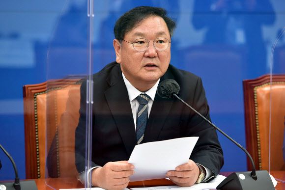 더불어민주당 김태년 원내대표가 13일 오전 서울 여의도 국회에서 열린 국정감사 대책회의에서 발언하고 있다. 2020.10.13. 연합뉴스