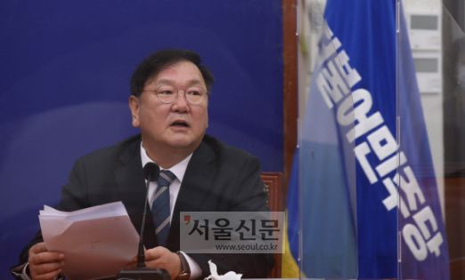 김태년 더불어민주당 원내대표가 14일 오전 서울 여의도 국회에서 열린 최고위원회의에서 모두발언을 하고 있다.2020. 10. 14 김명국 선임기자 daunso@seoul.co.kr