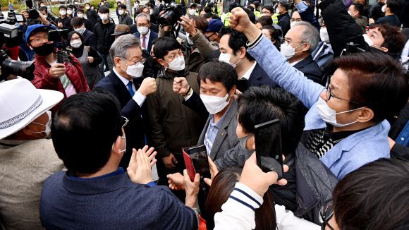 지지자들 축하받으며 법원 나서는 이재명 경기지사 - ‘친형 강제입원’ 사건과 관련한 허위사실공표 혐의로 항소심에서 당선무효형에 처해졌다가 대법원의 무죄 취지 판결을 받은 이재명 경기도지사가 16일 오전 경기도 수원시 영통구 수원고등법원에서 열린 파기환송심 선고공판에서 무죄를 선고받고 나와 지지자들과 인사하고 있다. 2020.10.16 연합뉴스