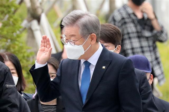 지지자들에게 인사하는 이재명 지사 - 공직선거법 위반 등 혐의로 불구속기소된 이재명 경기도지사가 16일 오전 경기도 수원시 영통구 수원고등법원에서 열린 파기환송심 선고 공판에 출석하던 중 지지자들에게 인사를 하고 있다. 2020.10.16/뉴스1