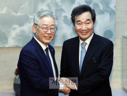 - 더불어민주당 당 대표 선거에 나선 이낙연(오른쪽) 의원이 지난달 30일 경기도 수원시 도청 접견실에서 이재명(왼쪽) 지사를 만나 이야기를 나눈 뒤 악수하고 있다. 박지환 기자popocar@seoul.co.kr
