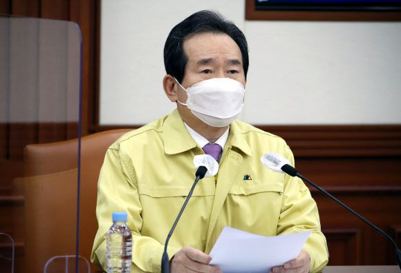 휴일 중대본 회의 주재하는 정세균 총리 - 정세균 국무총리가 휴일인 18일 정부서울청사에서 열린 신종 코로나바이러스 감염증(코로나19) 대응 중앙재난안전대책본부 회의에서 발언하고 있다. 2020.10.18 연합뉴스