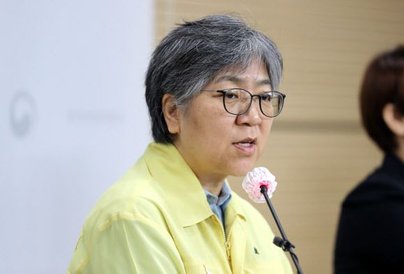 코로나19 방역정책에 대한 국민신뢰도 전 세계 2위 - ‘K방역’을 대표하는 정은경 중앙방역대책본부장(질병관리청장)이 충북 청주시 질병관리청에서 브리핑을 하고 있다. 스페인과 미국 보건학자들이 각 국의 방역정책과 그에 대한 국민신뢰도를 분석한 결과 한국은 2위로 나타났다.2020.9.22 연합뉴스