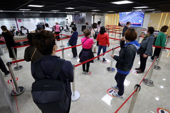 - 20일 서울 강서구 한국건강관리협회 서울서부지부에서 시민들이 인플루엔자(독감) 백신 접종을 위해 줄을 서고 있다. 지난 16일 인천 고등학생에 이어 이날 전북 고창에서 독감 백신을 맞은 70대가 사망하면서 백신의 안전성에 대한 시민들의 불안감이 커지고 있다.연합뉴스