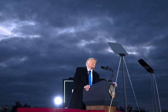 24일(현지시간) 오하이오주에서 유세 연설 하는 도널드 트럼프 미국 대통령. AP