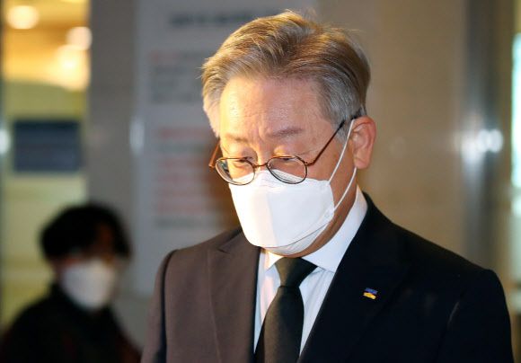 이재명 경기도지사가 25일 고 이건희 삼성그룹 회장의 빈소가 마련된 서울 강남구 삼성서울병원 장례식장에서 조문을 마친 뒤 건물을 나서고 있다. 2020.10.25 연합뉴스