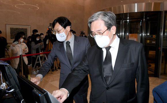 노영민 대통령 비서실장(오른쪽)과 이호승 경제수석이 25일 오후 서울 강남구 삼성서울병원에 마련된 고(故) 이건희 삼성그룹 회장의 빈소로 들어가고 있다. 2020.10.25 연합뉴스