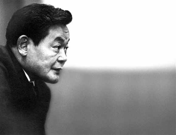 ‘한국의 삼성’을 ‘세계의 삼성’으로 키워 낸 총수, 그러나 ‘무노조 경영’을 견지한 자본가. 한국 경제에 극명한 명암을 남긴 이건희 삼성전자 회장이 25일 ‘초일류’ 삼성을 남기고 떠났다. “마누라, 자식 빼고 다 바꾸라”는 신경영 선언으로 시작한 혁신 DNA는 세계 1위 기업이란 빛으로 남아 있다.서울신문 DB