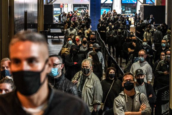 사전투표 인산인해 - 사상 첫 대선 사전투표가 실시된 미국 뉴욕주에서 24일(현지시간) 마스크를 쓴 유권자들이 매디슨 스퀘어 가든의 투표소에서 길게 늘어서서 차례를 기다리고 있다. 뉴욕주는 지난해 주 의회 승인에 따라 사전투표가 올해 대선에 처음 도입됐다. 뉴욕 게티/AFP 연합뉴스