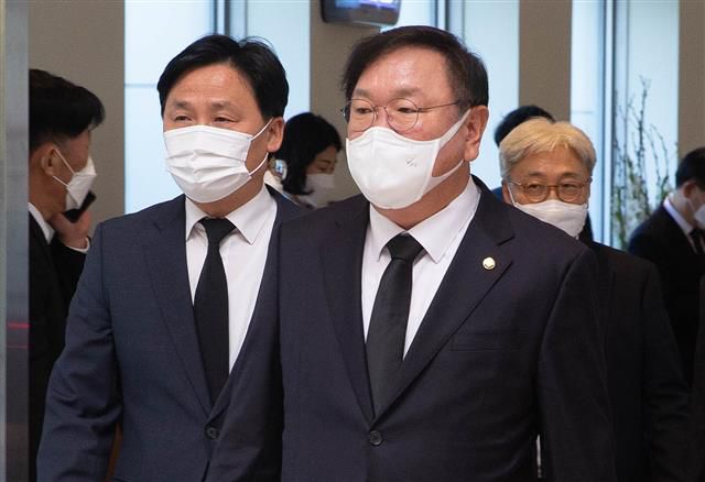 김태년 더불어민주당 원내대표가 26일 오전 서울 강남구 서울삼성병원 장례식장에 마련된 고(故) 이건희 삼성그룹 회장 빈소에서 조문을 마치고 나서고 있다.  2020.10.26/뉴스1