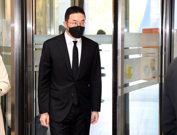 이건희 회장 빈소 찾은 구광모 LG 회장 - 구광모 LG 회장이 27일 고 이건희 삼성그룹 회장의 빈소가 마련된 서울 강남구 삼성서울병원 장례식장에 들어서고 있다. 2020.10.27 [사진공동취재단] 연합뉴스