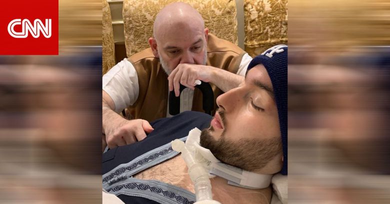 혼수상태에 빠진 아들 알왈리드 빈칼리드를 바라보는 칼리드 빈탈랄 왕자의 모습.(사진=CNN 아라비아)