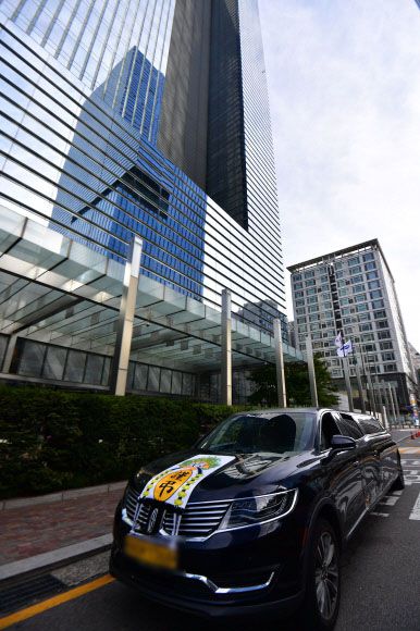 故 이건희 회장 운구 예행 연습   - 이건희 삼성전자 회장이 별세한 지난 25일 서울 강남구 삼성 서초사옥 앞에 운구 예행 연습을 위해 운구차가 대기하고 있다.박지환 기자 popocar@seoul.co.kr