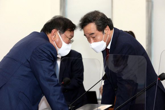더불어민주당 이낙연(오른쪽) 대표가 29일 국회에서 열린 정책의원총회에서 김태년 원내대표와 대화하고 있다. 민주당은 내년 4월 서울·부산시장 보궐선거에 후보를 내기 위한 당헌 개정을 전당원투표에 부쳐 결정하기로 했다.연합뉴스