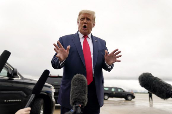도널드 트럼프 미국 대통령이 10일(현지시간) 미시간주 프리랜드에서 대선 유세를 갖기 위해 메릴랜드주 앤드루스 공군 기지에서 대통령 전용기 에어포스 원에 오르기 전 취재진에게 발언하고 있다.앤드루스 기지 AP 연합뉴스
