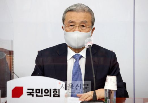 김종인 국민의힘 비상대책위원장이 2일 오전 서울 여의도 국회에서 열린 당 비상대책위원회의에서 발언하고 있다.2020. 11. 2 김명국 선임기자 daunso@seoul.co.kr