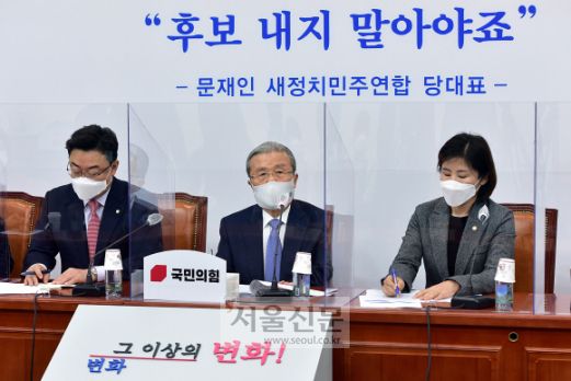국민의힘 김종인 비상대책위원장이 2일 오전 국회에서 열린 당 비상대책위원회의에서 모두발언을 하고 있다. 2020. 11. 2 김명국 선임기자 daunso@seoul.co.kr