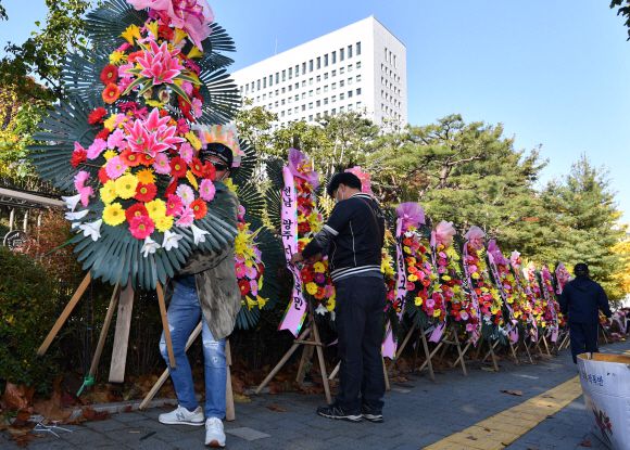보수단체 ‘尹 지지 화환’ 철거 - 2일 서울 서초구 대검찰청 앞에서 보수단체 회원들이 윤석열 검찰총장을 지지하는 뜻으로 보낸 응원 화환을 자진 철거하고 있다.박지환 기자 popocar@seoul.co.kr