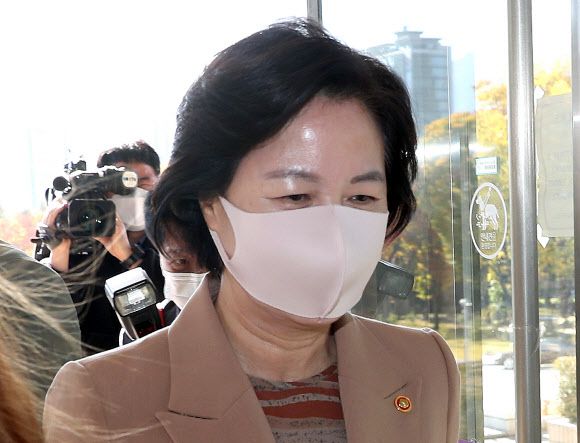 - 추미애 법무부 장관이 23일 오전 경기도 정부과천청사 법무부로 출근하고 있다. 2020.10.23 연합뉴스
