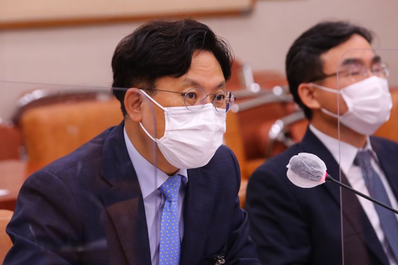 - 김관정 서울동부지검장이 19일 오전 국회 법제사법위원회에서 열린 서울고검·수원고검 산하 검찰청들에 대한 국정감사에서 의원들의 질문에 답변하고 있다. 2020. 10. 19 김명국 선임기자 daunso@seoul.co.kr