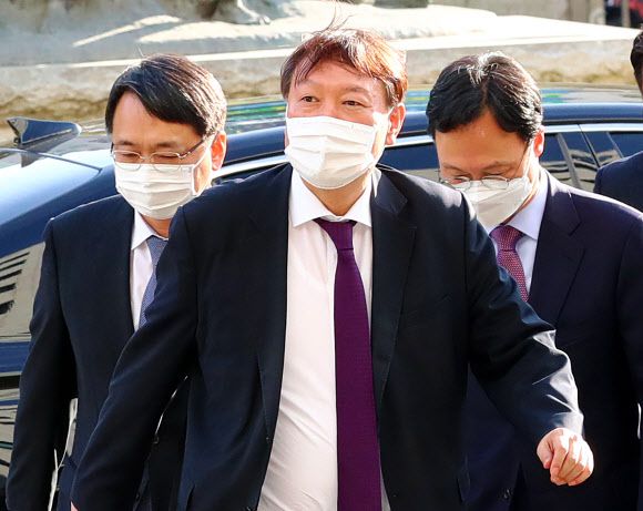 이동하는 윤석열 총장과 검사들 - 8개월 만에 전국 검찰청 순회 간담회를 재개한 윤석열 검찰총장(가운데)이 29일 오후 대전 지역 검사들과의 간담회를 위해 대전지방검찰청에 도착해 강남일 대전고검장(왼쪽), 이두봉 대전지검장과 인사를 마친 뒤 이동하고 있다. 2020.10.29 연합뉴스