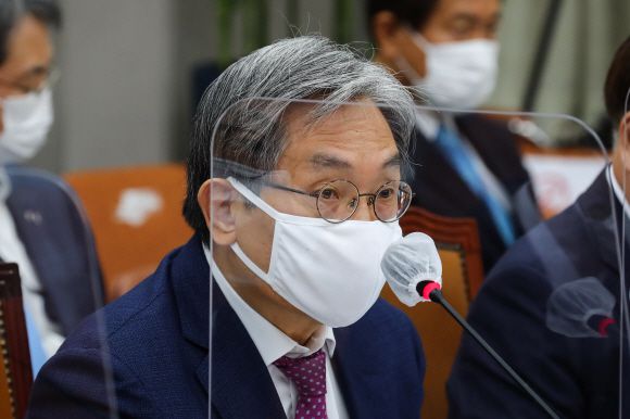 노영민 청와대 비서실장이 4일 오전 국회에서 열린 운영위원회 청와대 대통령비서실, 국가안보실, 대통령경호처에 대한 국정감사에서 의원들의 질문에 답변하고 있다.2020. 11. 4 오장환 기자5zzang@seoul.co.kr