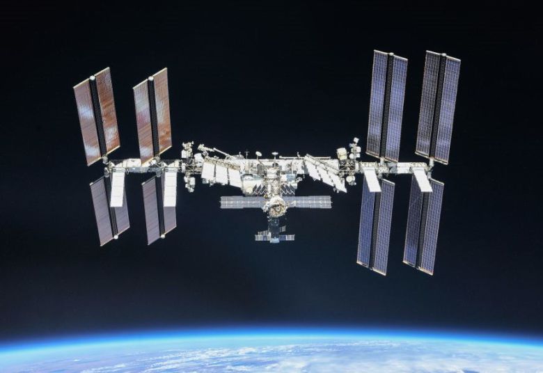 지구 궤도를 돌고 있는 국제우주정거장(ISS)의 모습