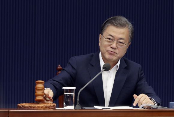 제55회 국무회의가 3일 청와대 여민관 영상회의실에서 열렸다. 문재인 대통령이 모두발언을 마친 뒤 개회를 선언하는 의사봉을 두드리고 있다. 문 대통령은 국민의례를 마친 뒤 개회선언을 건너뛰고 모두발언을 한 뒤 뒤늦게 의사봉을 두드리며 개회 선언을 했다. 2020. 11. 3 도준석 기자pado@seoul.co.kr