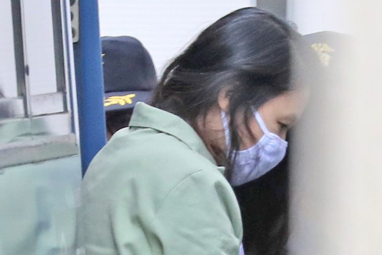 전 남편과 의붓아들을 살해한 혐의로 구속기소된 고유정이 20일 오후 1심 선고 공판에 출석하기 위해 제주지법에 도착해 호송차에서 내리고 있다. 2020.2.20 연합뉴스