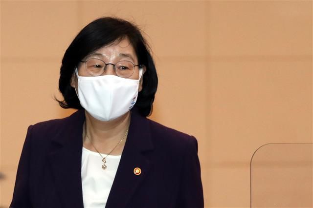 이정옥 장관, 여성폭력방지위 참석 - 이정옥 여성가족부장관이 6일 오후 서울 세종로 정부서울청사에서 열린 제3차 여성폭력방지위원회에 참석하고 있다.2020.11.6/뉴스1