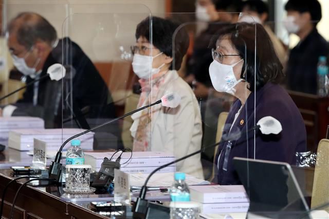 이정옥 장관 ‘성인지 학습기회 발언 깊이 사과’ - 이정옥 여성가족부장관이 6일 오후 서울 세종로 정부서울청사에서 열린 제3차 여성폭력방지위원회에서  전날 ‘보궐선거, 성인지 학습기회’ 발언과 관련해 사과하고 있다.2020.11.6/뉴스1